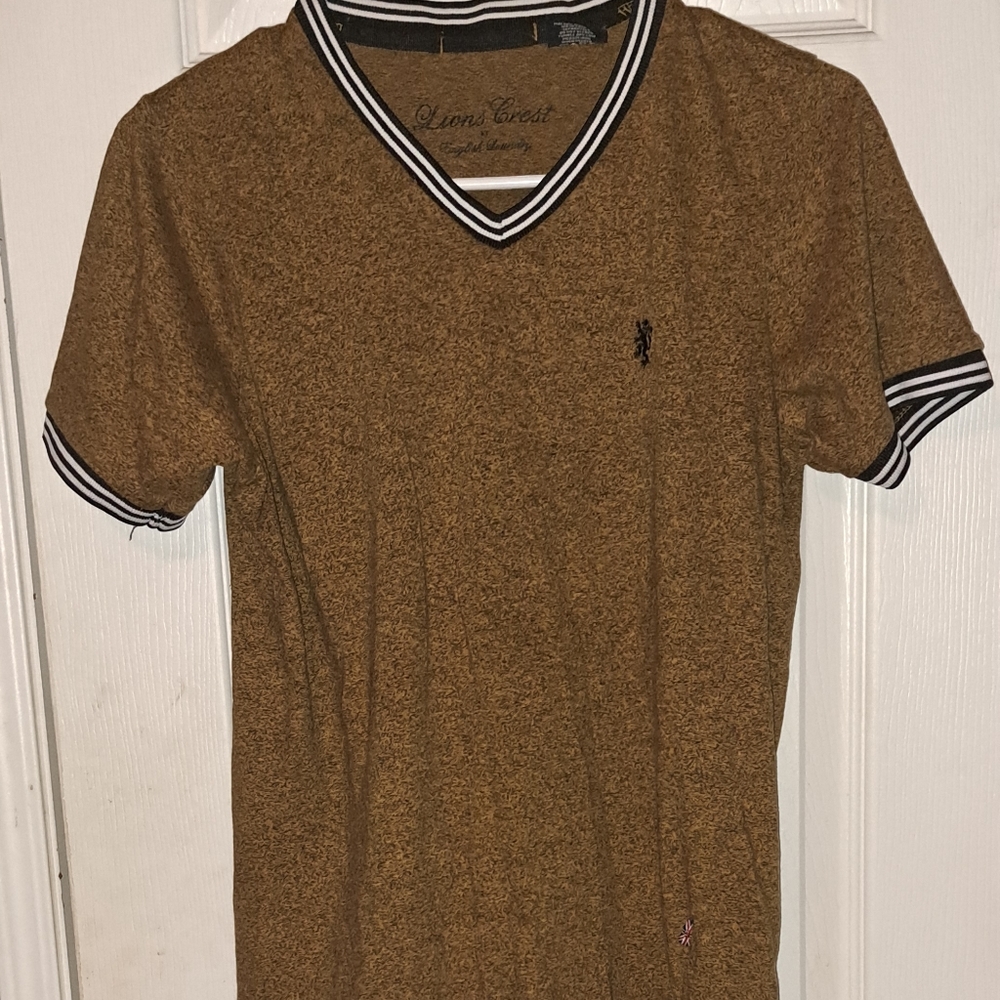 Lions crest v neck shirt size small by English Laundry